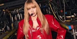 Lisa BLACKPINK kembali membuktikan dirinya sebagai ikon panggung sekaligus fashion, kali ini dalam konser DEADLINE yang digelar di Italia. [@ferraristyle].