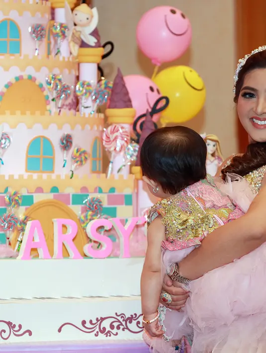 "Ulang tahunnya Arsy 14 Desember. Gaya banget tuh anak ulang tahun pertamanya di Washington DC," kata Ashanty di sela-sela pesta ulang tahun Arsy. (Deki Prayoga/Bintang.com)