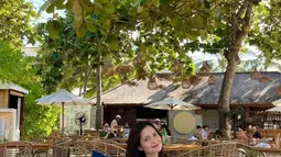 Meski kini berusia 46 tahun, pesona Cut Tari tak kalah dengan kedua putri cantiknya. Pemilik nama lengkap Cut Tari Aminah Anasya ini kerap membagikan potret terbaru yang selalu sukses dipuji awet muda. (Liputan6.com/IG/@cuttaryofficial)