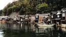 Siapa yang tidak mengagumi keindahan Venice, Italia? Ternyata ada sebuah lokasi serupa yang berada di pesisir teluk Ine di Kyoto, Jepang. Tempat indah yang biasa di sebut The Venice of Japan ini terdiri dari 230 fune-ya atau rumah pohon. (mymodernmet.com)