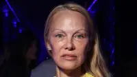 Pamela Anderson tidak menggunakan make up saat pertunjukan Isabel Marant di Paris Fashion Week. (sumber: Vianney Le Caer/Invisi/AP)