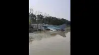 Jatuhnya jet tempur Chengdu J-10S di sungai. Dok: Facebook New27Brigade