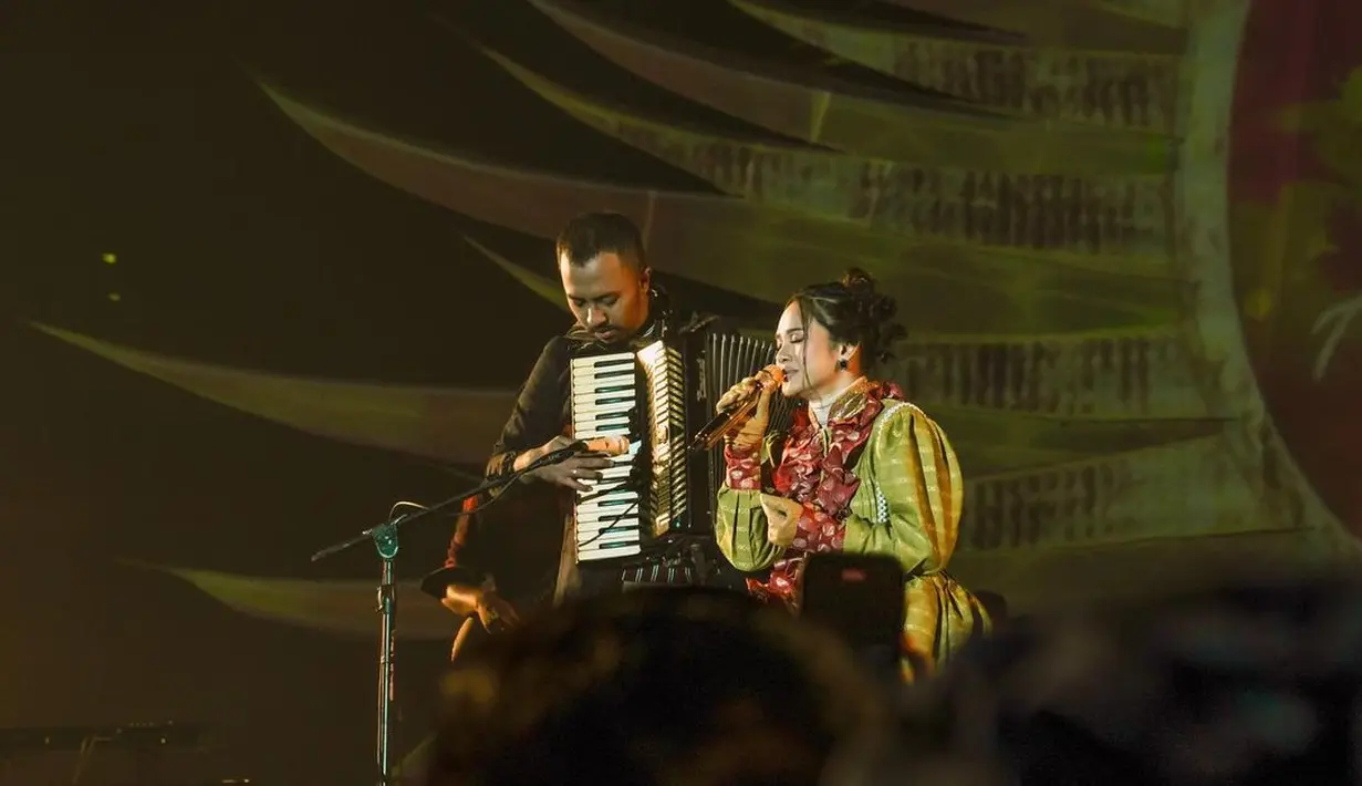 Penampilan Andien di Dieng Culture Festival 2022 panen pujian netizen. Yang tak menonton langsung pun bisa mencicipi hangatnya suhu 3 derajat Celsius yang dihadapi Andien. “Walaupun udaranya dingin, tapi kalau vibes nya udah rame & seru macem begini maah justru gak kerasa dinginnya gak sih. Serasa kumpul temen and keluarga, jadi serasa hangat aja,” cetus @astri****. (Foto: Dok. Instagram @andienaisyah)
