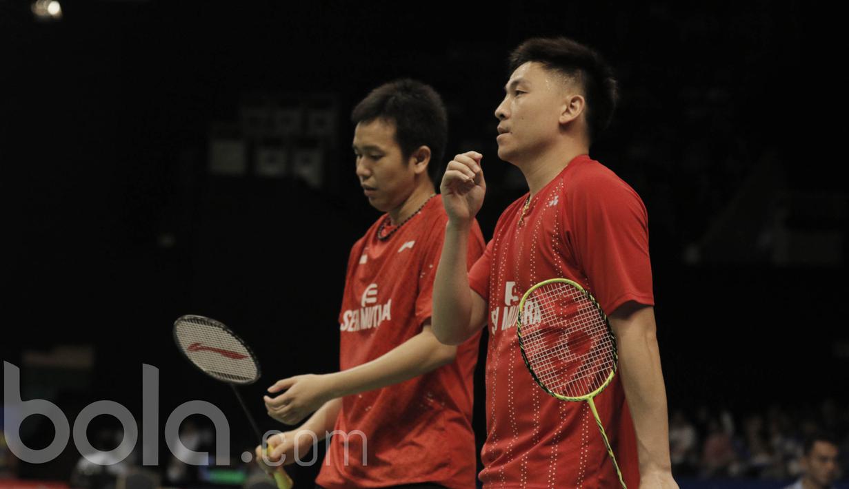 Pasangan Indonesia-Malaysia Hendra Setiawan / Boon Heong Tan, kalah dari pasangan China, Li Junhui dan Liu Yuchen pada laga Indonesia Open 2017 di JCC, Kamis, (15/6/2017). Pasangan China menang dengan skor 21-15, 21-15. (Bola.com/M Iqbal Ichsan)