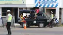 Polisi memberhentikan mobil saat mengatur lalu lintas di Pos Palimanan Cirebon, Jawa Barat, Jumat (30/6). (Liputan6.com/Helmi Afandi) 