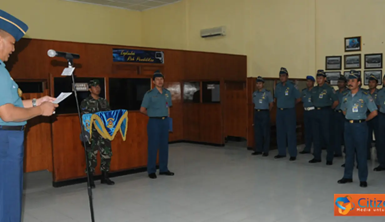 Citizen6, Surabaya: Dankobangdikal Laksda TNI Djoko Teguh Wahojo menutup Kursus Applied Approach (AA)  Gelombang III 2012 di Gedung Krakatau, Kobangdikal, Bumimoro, Surabaya, Kamis (9/8). (Pengirim: Penkobangdikal)