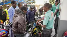 Pengemudi ojek mengantri untuk membeli bahan bakar yang masih tersedia di salah satu pompa bensin di Hurlingham, ibu kota Nairobi, 14 April 2022. Selama berminggu-minggu Kenya menderita kekurangan di pompa bensin dengan ada yang tidak memiliki bahan bakar sama sekali (AP Photo/Khalil Senosi)