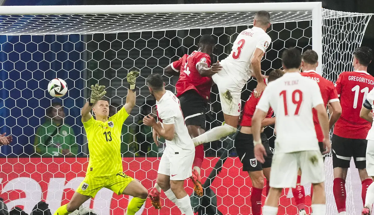 Bek Timnas Turki, Merih Demiral (tengah) mencetak gol kedua ke gawang Timnas Austria pada laga babak 16 besar Euro 2024 di Red Bull Arena, Leipzig, Jerman, Rabu (3/7/2024). (AP Photo/Martin Meissner)