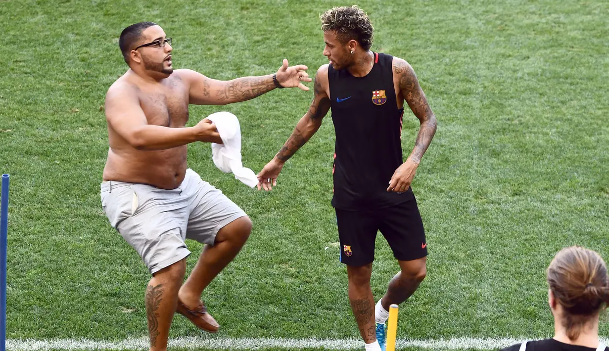 Seorang  fans mengejar penyerang Barcelona, Neymar saat sesi latihan di Red Bull Arena di Harrison, New Jersey, (21/7). Barcelona akan berhadapan dengan Juventus pada ICC 2017. (AFP Photo/Jewel Samad) 