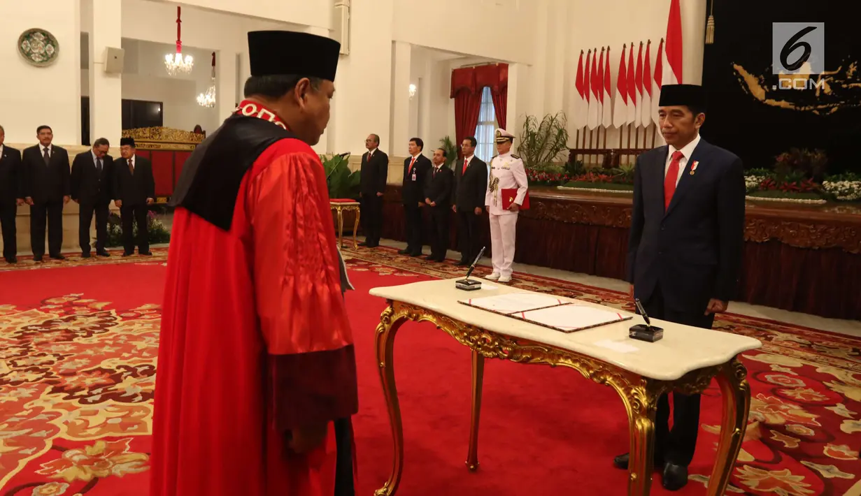 Arief Hidayat menandatangani berita acara pengambilan sumpah jabatan Hakim Konstitusi periode 2018-2023 di Istana Negara, Jakarta, Selasa (27/3). (Liputan6.com/Angga Yuniar)
