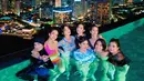 Momen Fuji bersama sejumlah selebriti Tanah Air di Singapura. (Instagram @fuji_an)