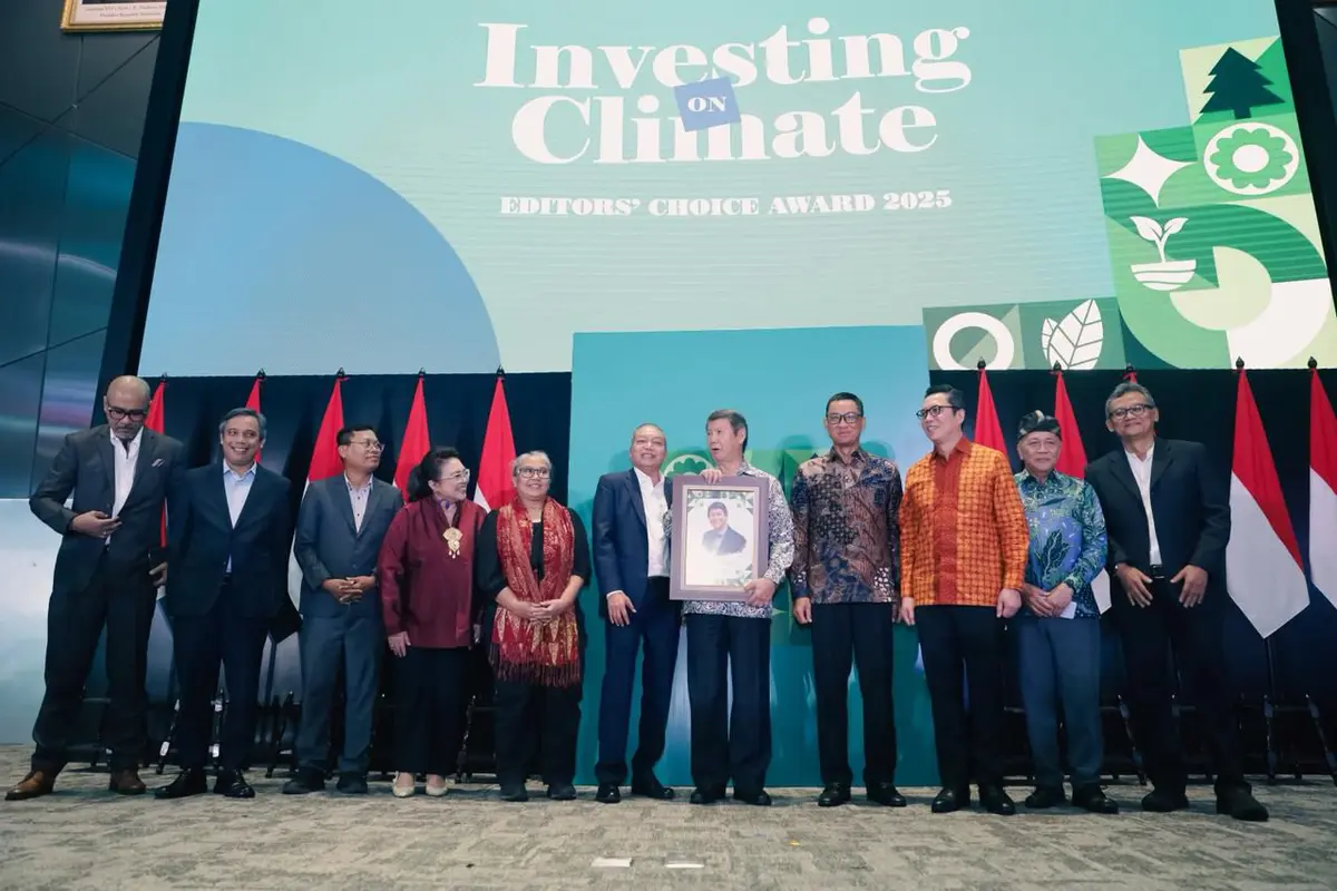 Penghargaan Investing On Climate 2025 yang dilakukan oleh para editor ekonomi dan lingkungan di Main Hall Bursa Efek Indonesia (BEI). (Dok Investing on Climate)