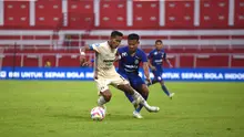 Kapten Persita Tangerang, M Toha dilanggar pemain Arema, Bayu Setiawan. (Bola.com/Iwan Setiawan)