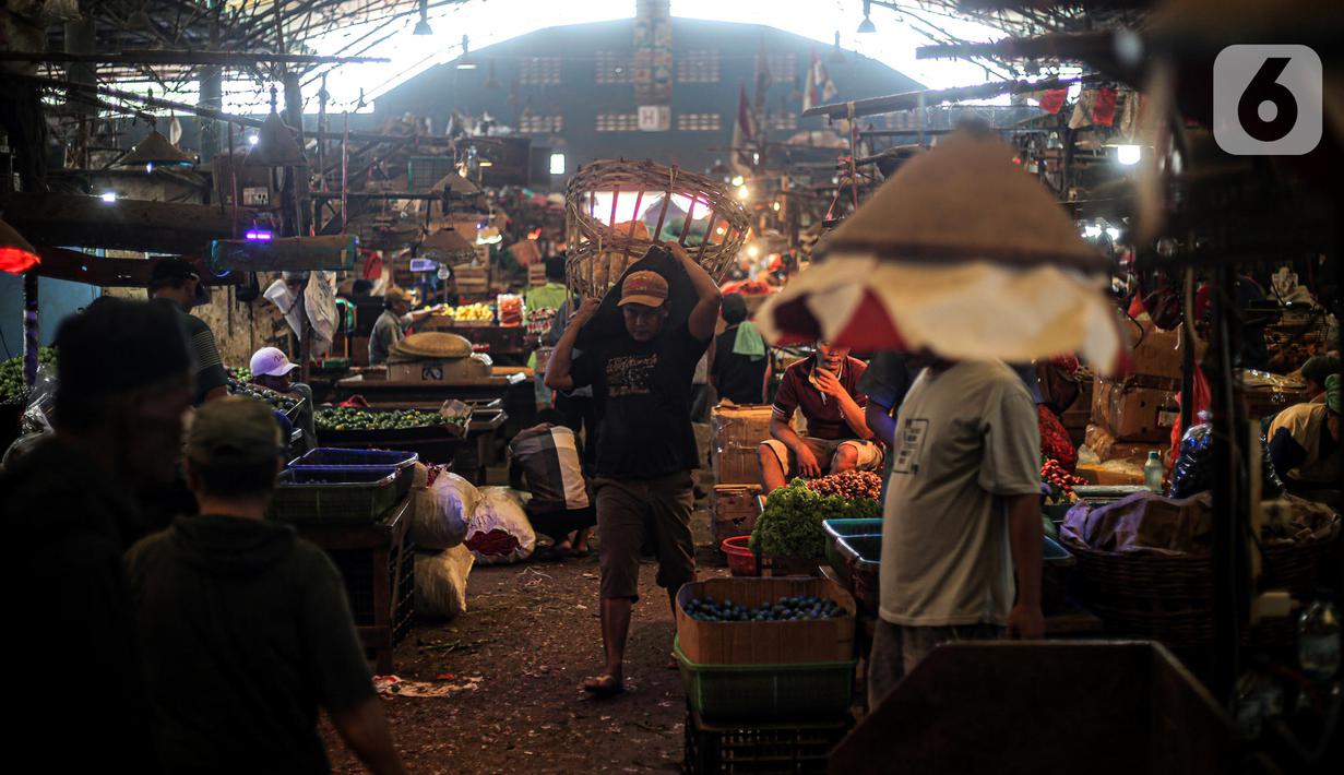 Aktivitas perdagangan di Pasar Induk Kramat Jati, Jakarta, Kamis (29/12/2022). Selama revitalisasi, pedagang akan ditempatkan pada lokasi sementara di sekitar pasar. (Liputan6.com/Faizal Fanani)