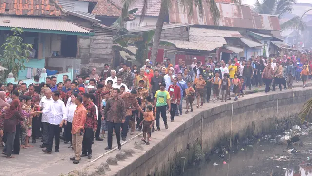 20151030-Jokowi Blusukan ke Rumah Evakuasi Balita Korban Asap di Palembang