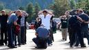 Polisi memeriksa tas mahasiswa dan staf setelah terjadi penembakan di Umpqua Community College di Roseburg, Oregon, AS, Kamis (1/10/2015). 13 orang tewas dan sekitar 20 lainnya terluka akibat kejadian tersebut. (REUTERS/Michael Sullivan/The News-Review)