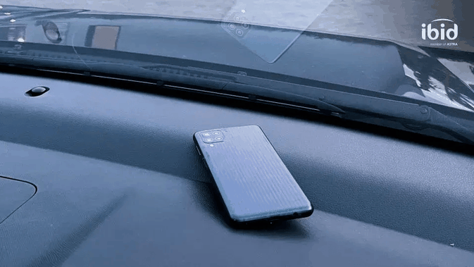 Terungkap! Bahaya Tersembunyi Meletakkan HP di Dasbor Mobil