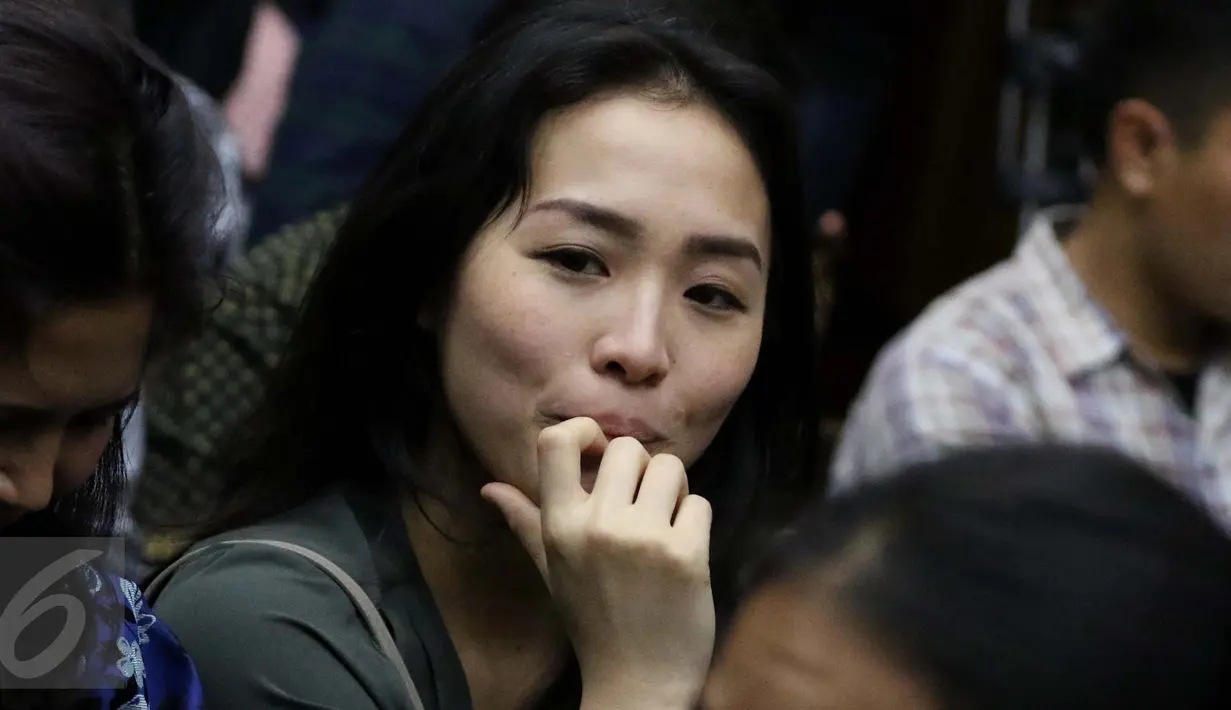 Ekspresi kembaran Mirna, Made Sandy Salihin saat menghadiri sidang Jessica Kumala Wongso di PN Jakarta Pusat, Rabu (14/9). Sidang tersebut menghadirkan saksi Ahli Toksikologi dari UI, Budiawan (Liputan6.com/Helmi Afandi)