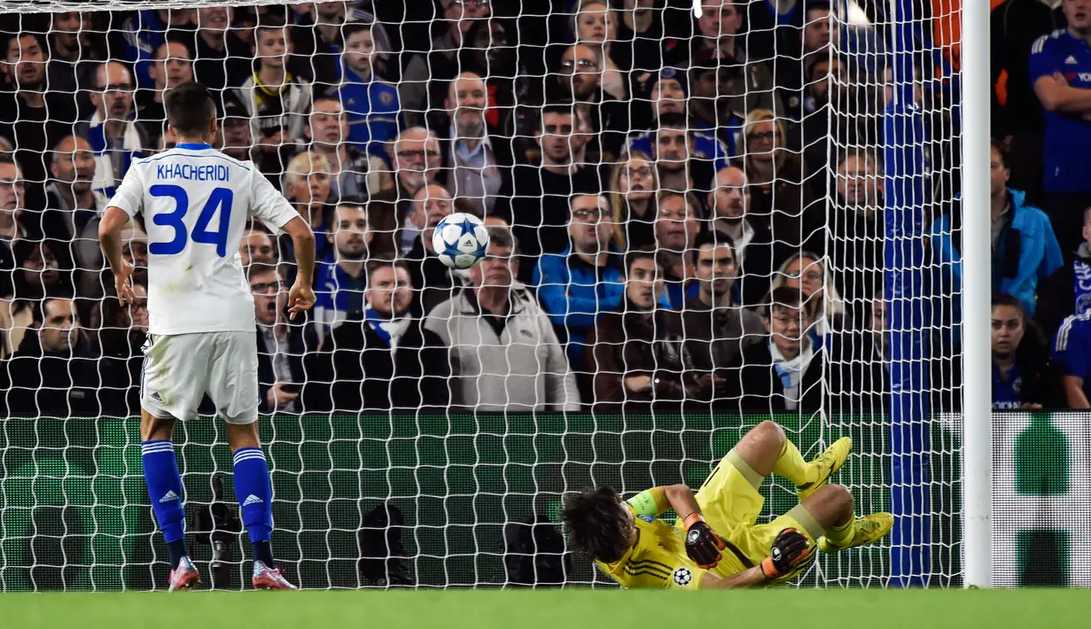 Kiper Dynamo Kiev, Oleksandr Shovkovskiy gagal mengahalau bola saat terjadi gol bunuh diri dari Aleksandar Dragovic (tidak terlihat) pada liga champions di  Stamford Bridge, Inggris (4/11). Chelsea menang atas Kiev dengan skor 2-1. (Reuters/Toby Melville)