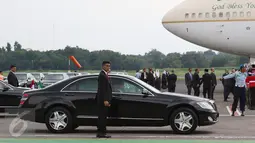 Petugas dan sopir mobil mewah bersiap menjelang Raja Arab Saudi Salman bin Abdulaziz al-Saud di Bandara Halim Perdanakusuma, Rabu (3/1). (Liputan6.com/Fery Pradolo)