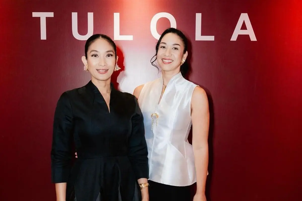 Happy Salma dan Dewi Sri Luce (Instagram/@tuloladesigns)