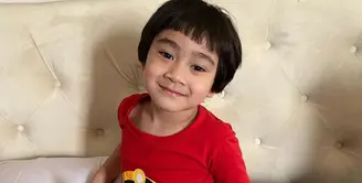 Rafathar, salah satuj anak artis yang menarik untuk disimak. Putra kecil Raffi Ahmad dan Nagita Slavina ini memang sudah memiliki penggemar sejak masih kecil. Ia juga sering kali muncul di konten Youtube sang ayah. (Instagram/raffinagita1717)