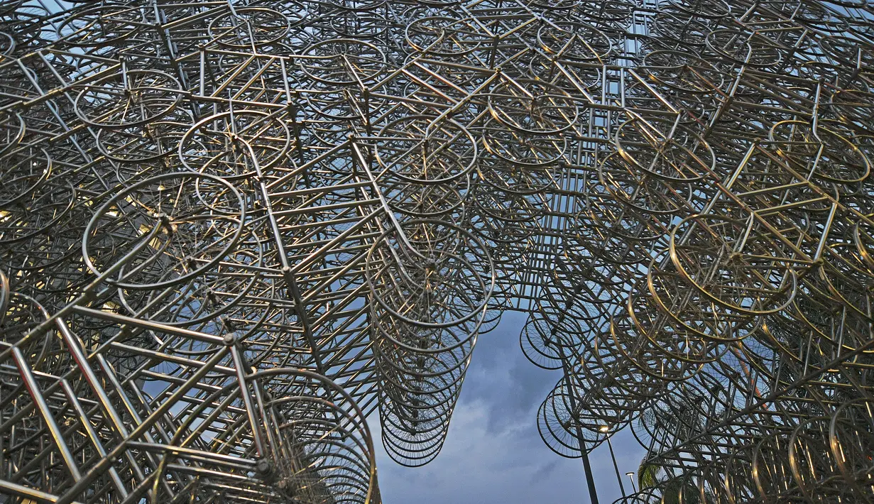 Instalasi seni seniman China Ai Weiwei yang berjudul 'Forever Cycles' di Rio de Janeiro, Brasil, Senin (19/8/2019). Instalasi ini terdiri lebih dari 1000 sepeda stainless steel. (CARL DE SOUZA/AFP)
