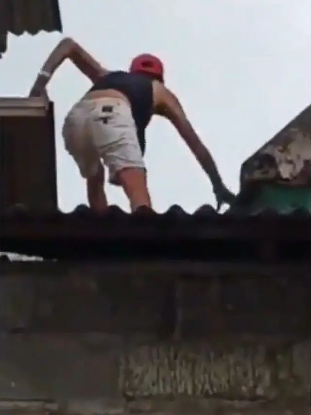 Kocak, Viral Video Warga Tangkap Maling Tertidur di Atap Rumah