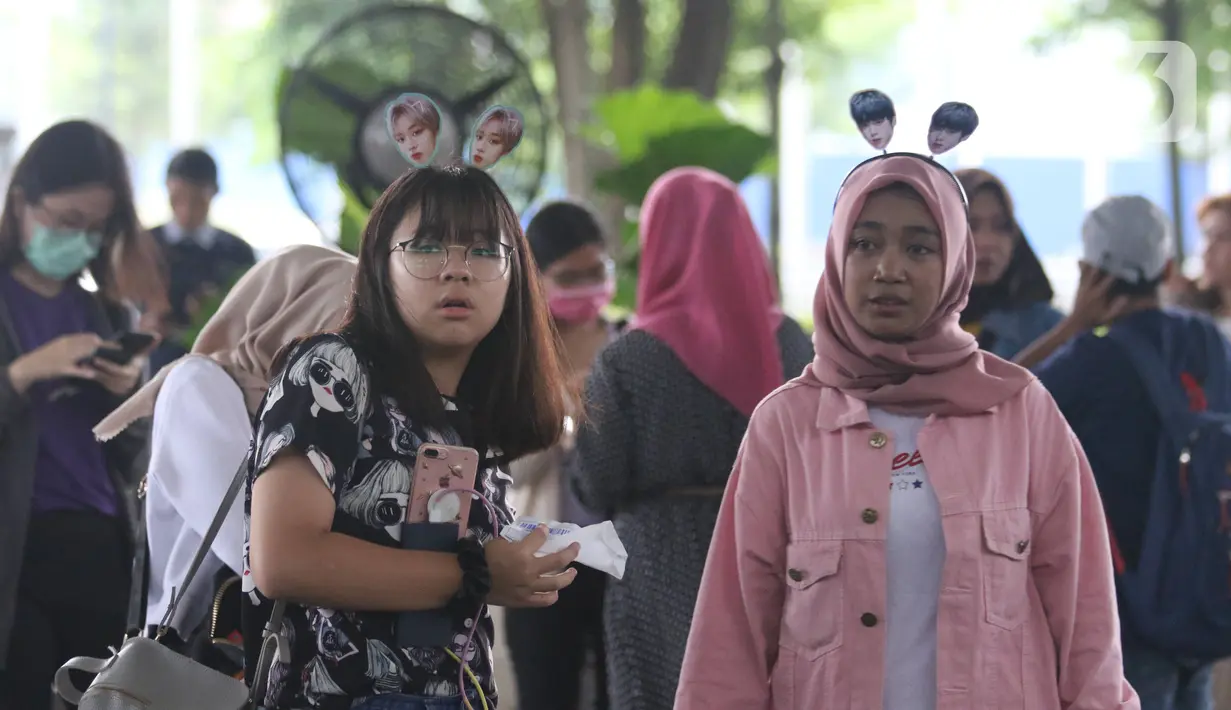 Penggemar mengenakan aksesoris Park Jihoon di ICE BSD Hall 5, BSD, Tangerang Selatan, Sabtu (15/2/2020). Penyanyi asal Korsel, Park Jihoon menghadiri acara temu penggemar dan konser (fancon) dalam konser Park Jihoon Fancon Asia Tour 2020 in Jakarta. (Liputan6.com/Angga Yuniar)