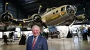 Putra pilot Memphis Belle, Robert K. Morgan Jr berjalan melewati Boeing B-17 Flying Fortress saat dipamerkan di Museum Nasional Angkatan Udara AS, Dayton, Ohio, Rabu (16/5). (AP Photo/John Minchillo)