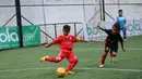 Seorang anak tampak ingin membuang bola saat berlaga pada Liga Bola Indonesia di Lapangan Sabnani Park, Jakarta, Sabtu (8/10/2016). Memasuki pekan keempat persaingan antar tim semakin sengit. (Bola.com/Liga Bola Indonesia)