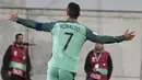 Striker Portugal, Cristiano Ronaldo, melakukan selebrasi usai mencetak gol ke gawang Andorra pada laga kualifikasi Piala Dunia 2018 di Stadion Municipal, Sabtu (7/10/2017). Portugal menang 2-0 atas Andorra. (AFP/Pascal Pavani)