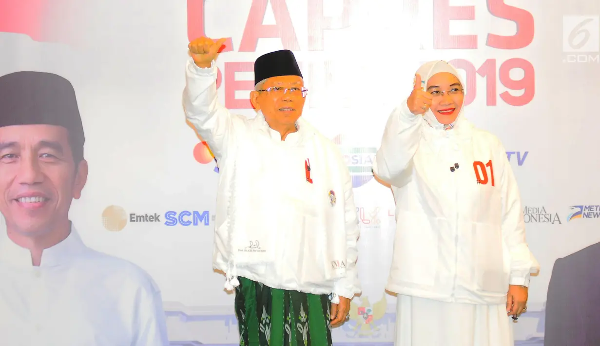 Cawapres nomor urut 01 Ma'ruf Amin berserta istri tiba di lokasi debat keempat Pilpres 2019 di Hotel Shangri-La, Jakarta, Sabtu (30/3). Debat kali ini mengangkat tema tentang ideologi, pemerintahan, pertahanan dan keamanan, serta hubungan internasional. (Liputan6.com/AnggaYuniar)