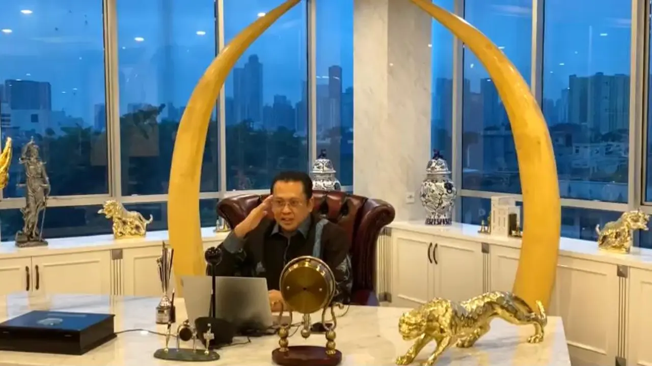 Ketua MPR RI Bambang Soesatyo bersama Wakil Presiden RI Ma’ruf Amin menerima penghargaan di Ajang Obsession Awards 2020.