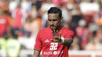 Gelandang Persija Jakarta, Rohit Chand, memberikan instruksi kepada rekannya saat melawan Becamex Binh Duong pada laga Piala AFC di SUGBK, Jakarta, Selasa (26/2). Kedua klub bermain imbang 0-0. (Bola.com/M. Iqbal Ichsan)