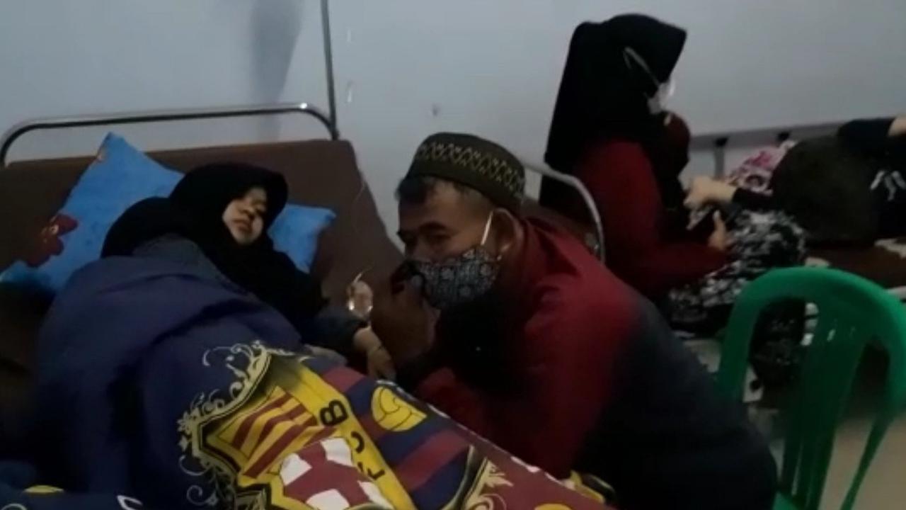 Salahs atu santri korban keracunan massal di salah satu pesantren di Garut, Jawa Barat tengah mendapatkan kunjungan orang tuanya.