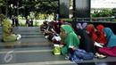 Suasana tahlilan di depan gedung KPK, Jakarta, Rabu (17/6/2015). Sejumlah wanita mendoakan Mantan Menteri Agama Suryadharma Ali agar mendapatkan penangguhan penahanan. (Liputan6.com/Helmi Afandi)