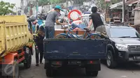Tips Aman Berkendara di Belakang Mobil Bak
