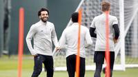 Striker Liverpool, Mohamed Salah, tampak ceria saat latihan jelang laga Liga Champions di Melwood, Liverpool, Senin (23/4/2018). Liverpool akan berhadapan dengan AS Roma. (AP/Martin Rickett)