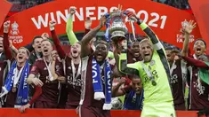 Penjaga gawang Leicester City Kasper Schmeichel (kanan) dan Wes Morgan mengangkat trofi Piala FA usai mengalahkan Chelsea pada pertandingan final di Stadion Wembley, London, Inggris, Sabtu (15/5/2021). Leicester City mengalahkan Chelsea 1-0. (AP Photo/Kirsty Wigglesworth, Pool)
