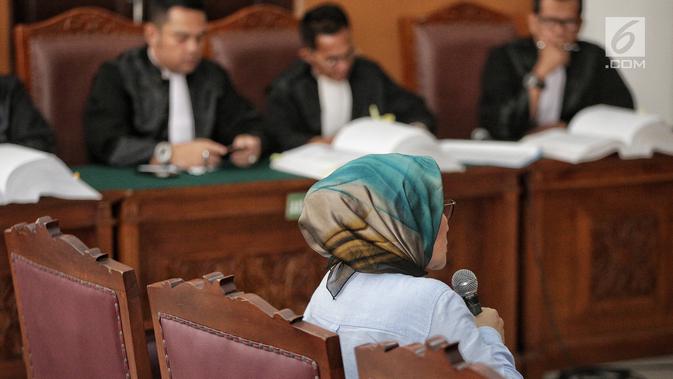 Terdakwa kasus dugaan penyebaran berita bohong atau hoaks, Ratna Sarumpaet menjalani sidang lanjutan di Pengadilan Negeri Jakarta Selatan, Selasa (14/5/2019). Sidang tersebut dengan agenda pemeriksaan terhadap dirinya. (Liputan6.com/Faizal Fanani)