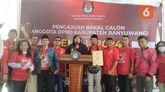 Ketua DPD PSI Banyuwangi Hermin Dwi Susanti (Tengah) berikan keterangan pers di KPU setempat setelah berkas bacaleg yang diajukanya diterima (Hermawan Arifianto/Liputan6.com)