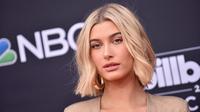 Hailey Baldwin dilamar Justin Bieber pada 7 Juli 2018 di bahama. (LISA O'CONNOR / AFP)