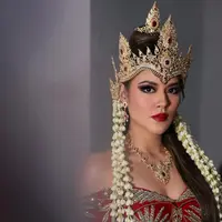 Penyanyi yang selama ini identik dengan penampilan elegan dan feminin itu kini bertransformasi menjadi sosok Srikandi yang tangguh untuk pertunjukan musikal Pagelaran Sabang Merauke 2026: Hikayat Srikandi Nusantara. [@bubahalfian].