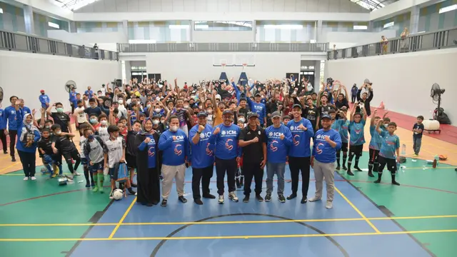 Pelatih Rans Nusantara FC Rahmad Darmawan memberikan pelatihan kepada anak sekolah
