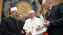 Pemimpin umat Katolik dunia, Paus Fransiskus dan Imam Besar Masjid Al-Azhar, Ahmed al-Tayeb bertukar hadiah pada sebuah pertemuan pribadi  di Vatikan, Selasa (7/11). (L'Osservatore Romano/Pool via AP)