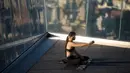 Praktisi yoga menghadiri kelas di Edge Observation Deck, Manhattan, New York, Amerika Serikat, Kamis (17/6/2021). Di tempat ini, para praktisi bisa berlatih yoga sambil menghadap cakrawala. (Ed JONES/AFP)