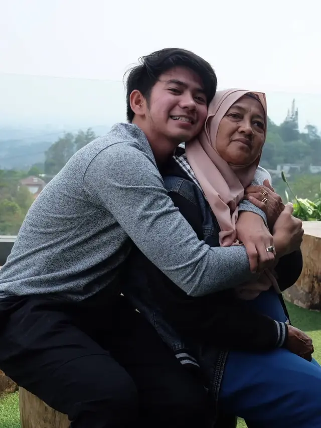 6 Potret Kebersamaan Rizki D’Academy dan Ibundanya, Penuh Kehangatan