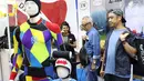 Pengunjung melihat produk yang ditawarkan di pameran bertajuk Deep & Extreme Indonesia 2018, Jakarta, Jumat (9/3). Pameran tersebut diramaikan oleh lebih dari 160 booth aneka tema terkait olahraga air dan wisata ekstrem. (Liputan6.com/Immanuel Antonius)