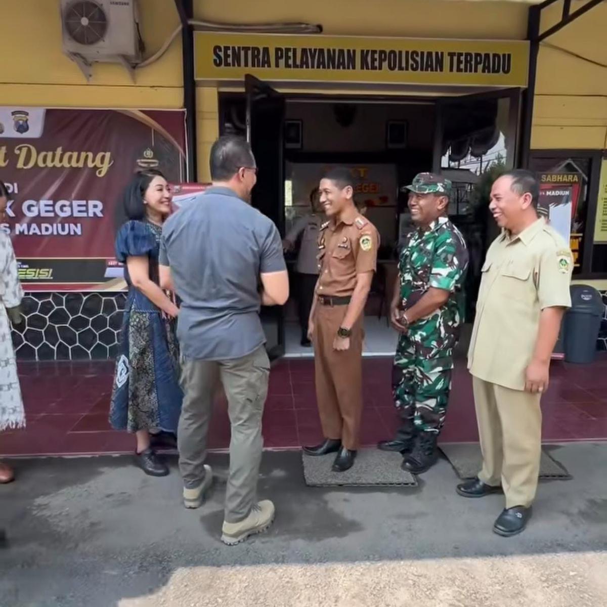 Momen Haru, Jenderal Andika Jenguk Menantu di Polsek Geger Sampai Cium Kening Penuh Kasih